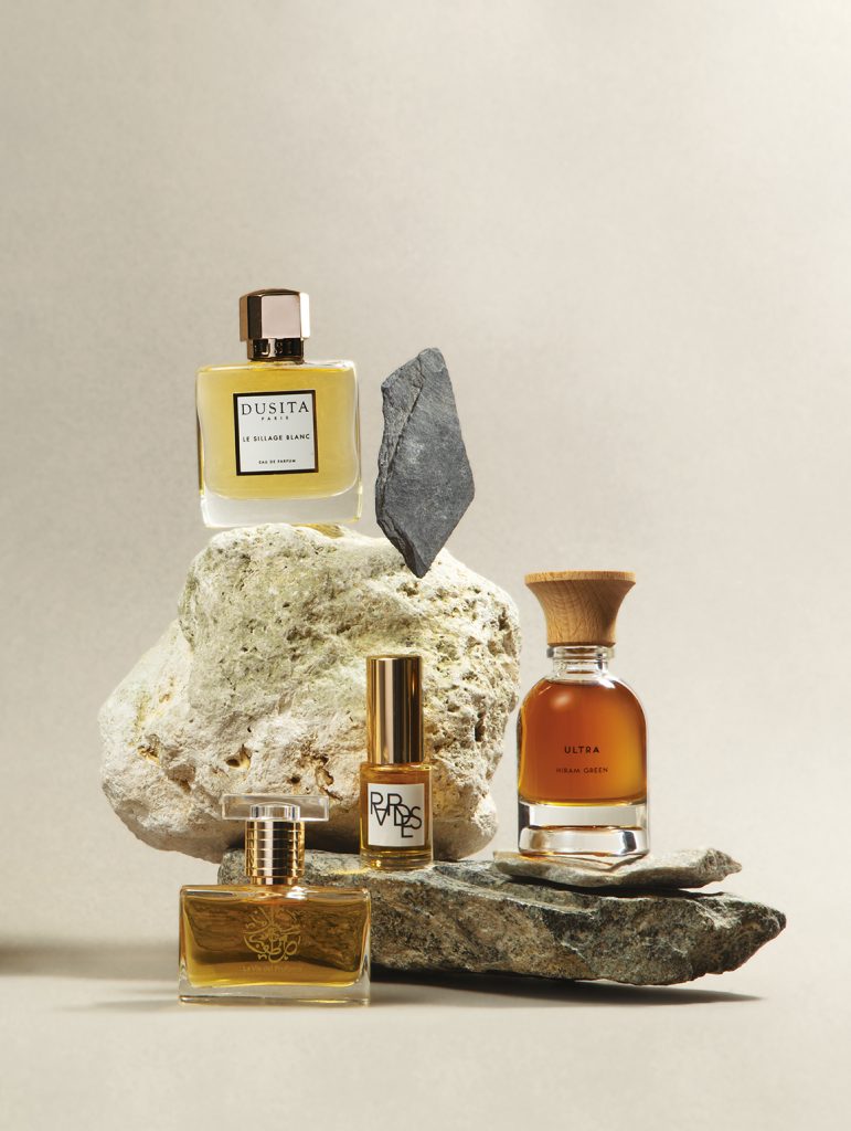 Parfums Dusita Sillage blanc, Hiram Green Ultra et Via del Profumo sur roches claires.